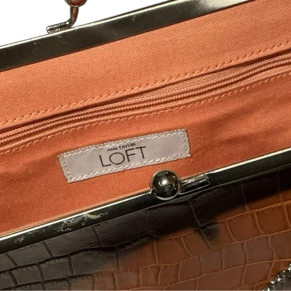 ANN TAYLOR LOFT CROCODILE EMBOSSED CLUTCH – SILVER HARDWARE EUC - Picture 8 of 10